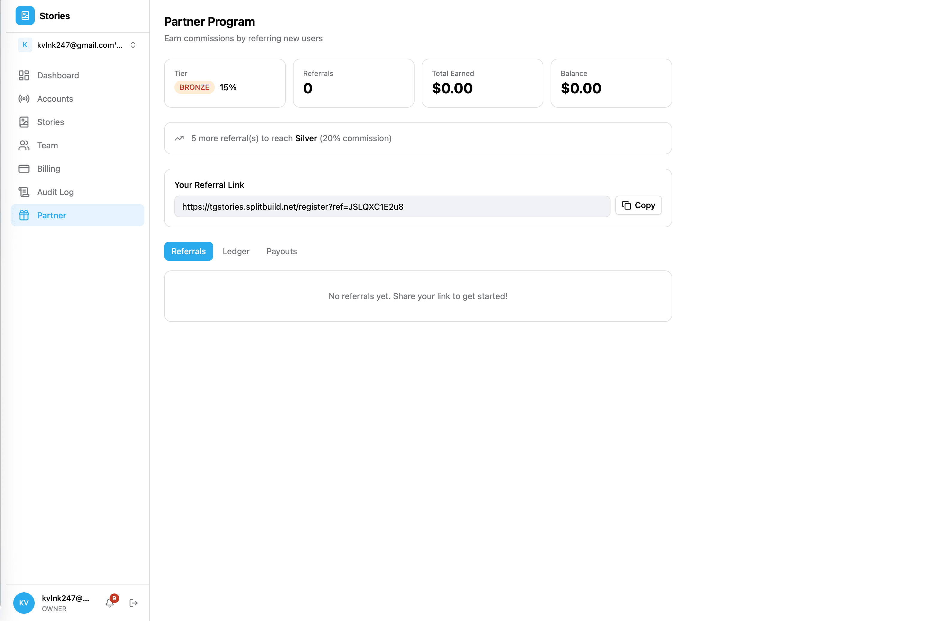 Партнёрская программа с реферальной ссылкой, тиерами и отслеживанием комиссий.